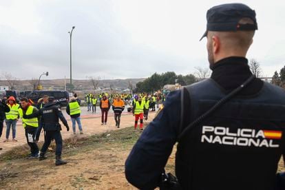 Un grupo de agricultores intentan acceder a pie a Zaragoza desde el barrio de Valdespartera, el 9 de febrero.