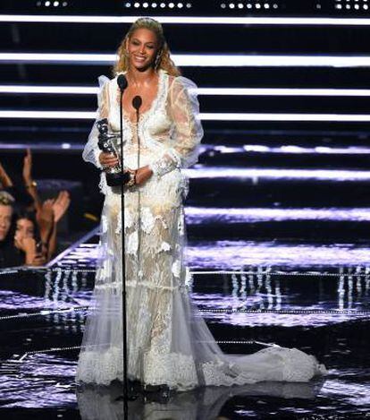 Beyoncé recibió en agosto de 2016 el premio VMA al vídeo del año vestida con un traje de YolanCris.