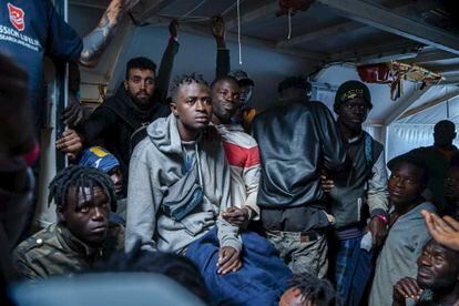 Migrantes en la cubierta del barco de rescate 'Rise Above' dirigido por la organización alemana Mission Lifeline, en el mar Mediterráneo, frente a las costas de Sicilia. El cuarto buque, el 'Rise Above', continúa en alta mar con 91 personas a bordo.