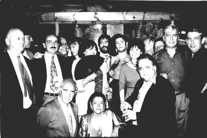 Fiesta del 25º aniversario de la editorial Tusquets, en 1994. De pie, Jorge Edwards, Carlos Trías, Antonio Colinas, Antoni Marí, Manuel Talens, Cristina Fernández Cubas, Luis Sepúlveda, Almudena Grandes, Mercedes Abad, Mario Vargas Llosa y Oscar Tusquets. Sentados, Luciano G. Egido, Beatriz de Moura y Jorge Wagensberg.