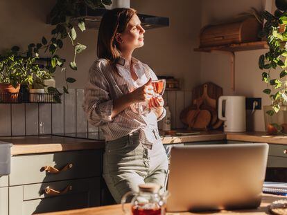 Una mujer a solas en su cocina, disfrutando de las primeras horas del día.