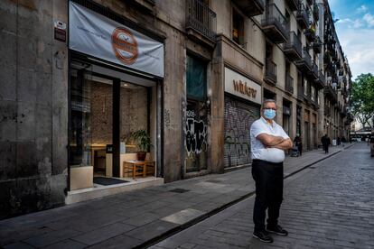 Mustafá, propietario del restaurante recientemente en la calle de Ferran de Barcelona.