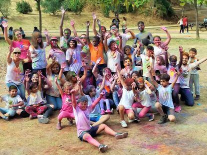 Un grupo de niños posa tras uno de los juegos organizados por Huelva Acoge.