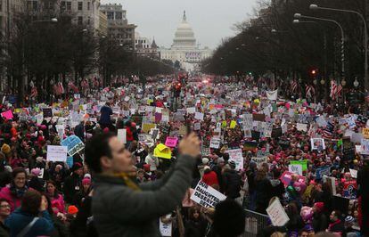 Decenas de miles de manifestantes participan en la 'Marcha de las Mujeres' en Washigton, una protesta dirigida contra el machismo ideológico de Donald Trump, el 21 de enero de 2017.