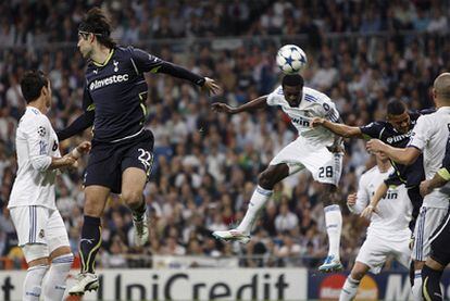 Adebayor cabecea y consigue el primer gol del Madrid.