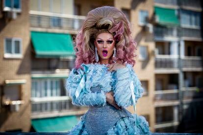 La 'drag queen' y poeta Pink Chadora retratada, el 11 de julio de 2023, en una azotea del barrio madrileño de Carabanchel.
