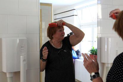 Una mujer se peina frente al espejo después de disfrutar del Balneario Lukacs.