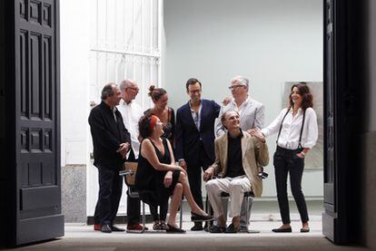 Guillermo de Osma, presidente de ArteMadrid (sentado), con los miembros de la junta directiva de esta asociación de galerías.