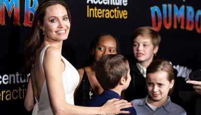 Angelina Jolie junto a cuatro de sus hijos, en el estreno de la película 'Dumbo'.