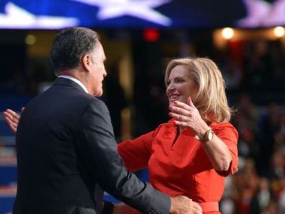 Mitt Romney saluda a su mujer una vez acabado su discurso en la Convenci&oacute;n.