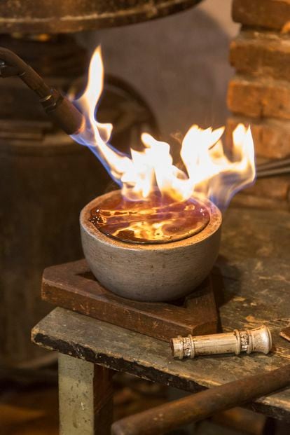 Heating the sealing wax to glue the handle of a presidential cane. 