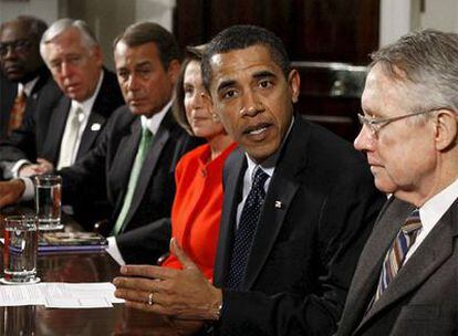 Obama, con varios senadores y la presidenta de la Cámara de Representantes.
