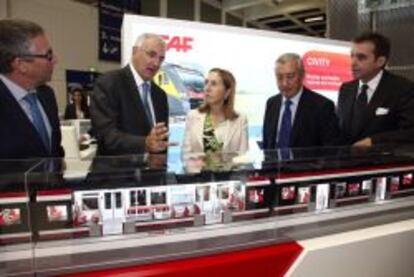 El hasta ahoral presidente de RENFE, Julio Gómez-Pomar (2d), junto a la ministra de Fomento, Ana Pastor, en una reciente visita a una feria internacional del Transporte en Berlín.