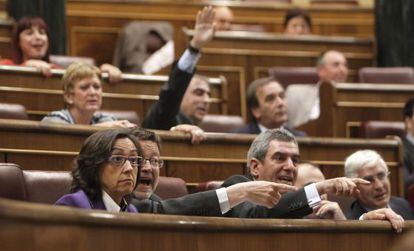 La bancada del PSOE con Rosa Aguilar, Ximo Puig, Julio Villarrubia y Jos&eacute; Mar&iacute;a Barreda, durante la votaci&oacute;n de los decretos.