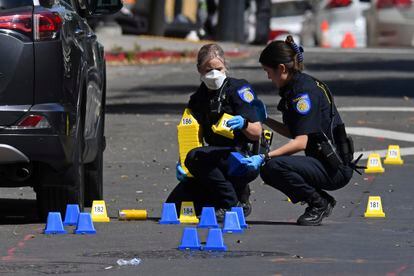 Elementos de la Policía de Sacramento colocan marcadores de evidencia en la calle 10, en la escena de un tiroteo masivo, el 3 de abril.