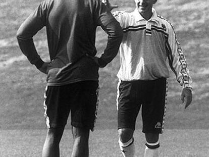 Arrigo Sacchi da órdenes a Rijkaard durante un entrenamiento del Milan en Madrid en 1989.