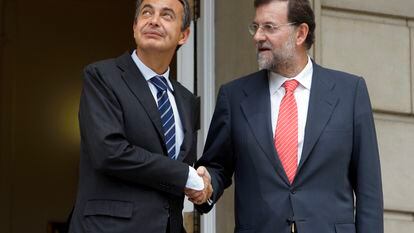 El expresidente José Luis Rodríguez Zapatero junto al entonces líder del Partido Popular, Mariano Rajoy, en octubre de 2008
