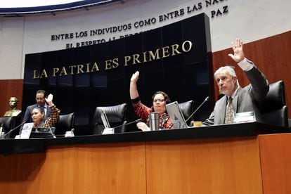 Miembros del Senado aprueban el proyecto para penalizar el matrimonio forazado de menores, este miércoles en Ciudad de México. 
