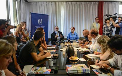 El director de la Biblioteca Nacional, Alberto Manguel, en rueda de prensa.