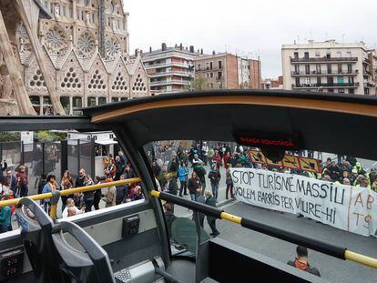 Decenas de vecinos cierran el paso al autobús frente a la Sagrada Familia
