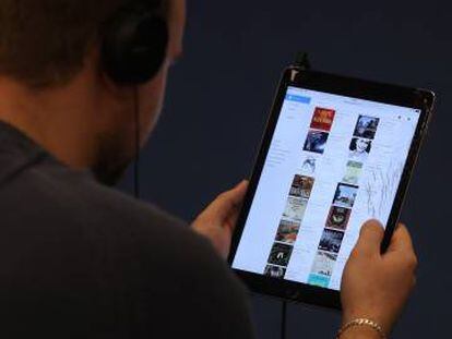 Un usuario busca audiolibros en su tableta. 