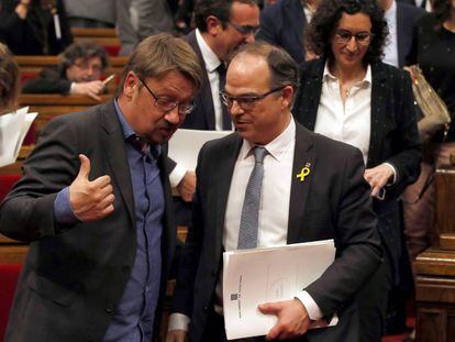 Xavier Domènech, con Jordi Turull, en un pleno del Parlament. En vídeo, declaraciones de Pablo Iglesias.