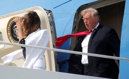 Donald y Melania Trump salen, este viernes, del Air Force One.