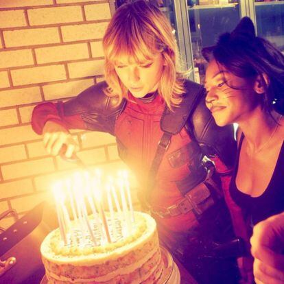 La 'socialité' Kenndy Rayé, es sin lugar a dudas una de las mejores amigas de Taylor Swift. En la imagen la cantante enciende las velas de la enorme tarta que encargó para su íntima amiga: "Gracias Tay por ser una amiga increíble, y regalarme el pastel más sabroso del mundo", escribió Raye en su perfil de Instagram.