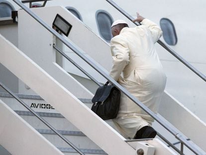 El Papa sube al avión que le lleva a Cuba y a México este viernes.