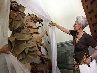 La arquitecta Emmanuela Gambini muestra la talla<i> Santiago en la batalla de Clavijo </i>que preside el templo de las Comendadoras.