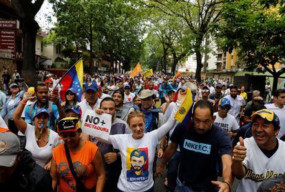 Lilian Tintori (centro), esposa del preso líder de la oposición Leopoldo López, durante la marcha contra el presidente Nicolás Maduro.