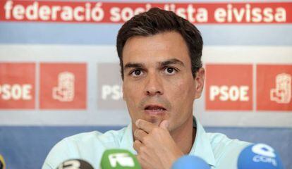 Pedro S&aacute;nchez, durante la rueda de prensa que ofreci&oacute; en Ibiza