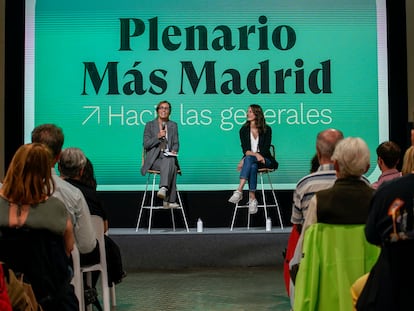 Mónica García y Rita Maestre, durante el plenario de Más Madrid en el Espacio Rastro en Madrid.