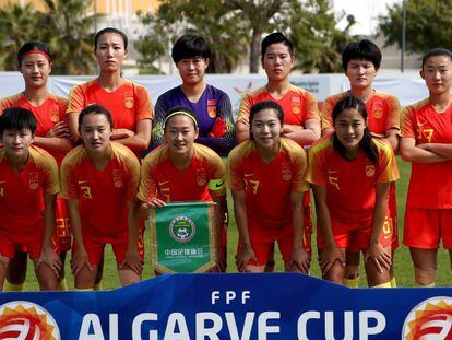 La selección china de fútbol femenino, antes de iniciar un partido. 
 