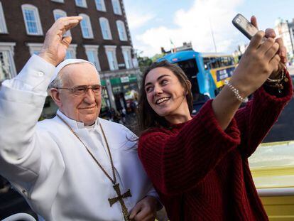 Una joven, junto a una estatua del papa Francisco este viernes en Dublín.