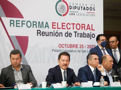 Ignacio Mier (al centro), líder de la Junta de Coordinación Política de Morena, junto a líderes de la alianza opositora, el 25 de octubre de 2022, en la Cámara de Diputados en Ciudad de México.