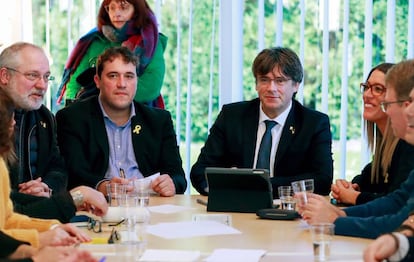 Carles Puigdemont amb el president del PDeCAT, David Bonvehí, l'exconseller Lluís Puig i la vicepresidenta del PDeCAT, Míriam Nogueras.