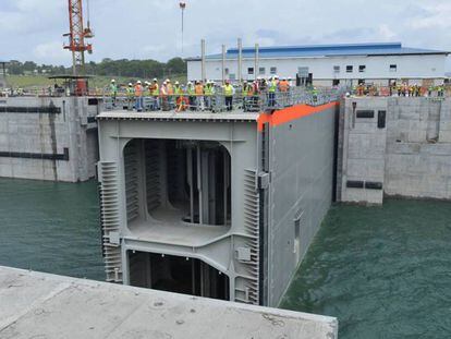 Una de las compuertas del tercer juego de esclusas del Canal de Panamá.