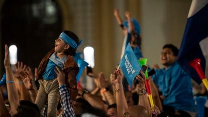Simpatizantes de Nayib Bukele celebraban el día 4 su triunfo en las presidenciales de El Salvador.