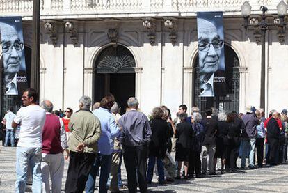 Cola ante el Ayuntamiento de Lisboa para despedir al único Nobel de Literatura en lengua portuguesa.