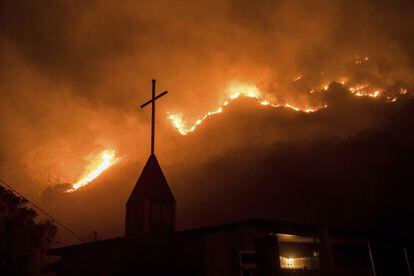 Las llamas rodean la iglesia de Springs of Life en Casitas Springs, en el sur de California.