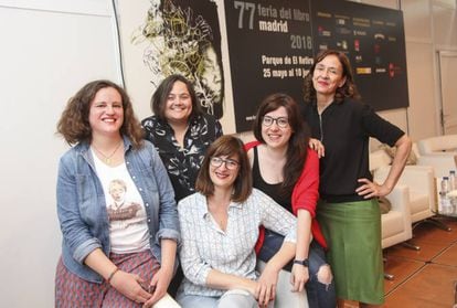De izquierda a derecha, Lucía Valcárcel, Marta Martínez, Patricia Escalona, Sheila Mateos y Begoña Huertas este domingo 27 de mayo en la presentación del colectivo en la Feria del Libro en el parque El Retiro, en Madrid.