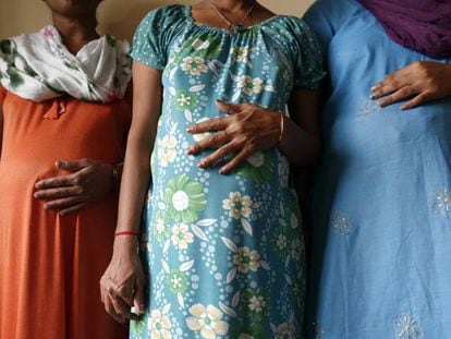 Mujeres que han cedido su cuerpo para gestar el hijo de otra pareja, en un centro de India.
