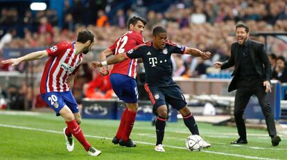 Douglas Costa protege el balón ante Augusto y Juanfran.