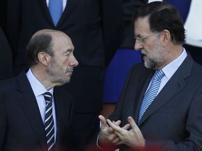 Alfredo Pérez Rubalcaba y Mariano Rajoy charlan.