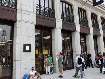 Entrada a la tienda de Apple en la Puerta del Sol, en Madrid.