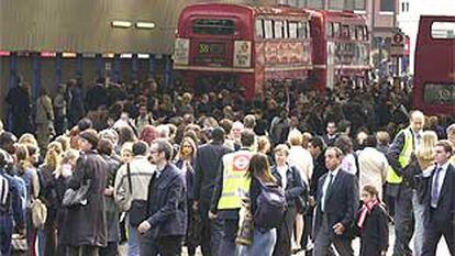 Cientos de personas buscan esta mañana un autobús en la estación Victoria de Londres.