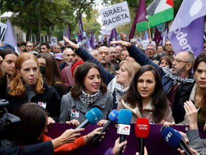 Lilith Vestrynge, Irene Montero, Ione Belarra e Isa Serra, de Podemos, al inicio de la manifestación este domingo en Madrid en solidaridad con el pueblo palestino.