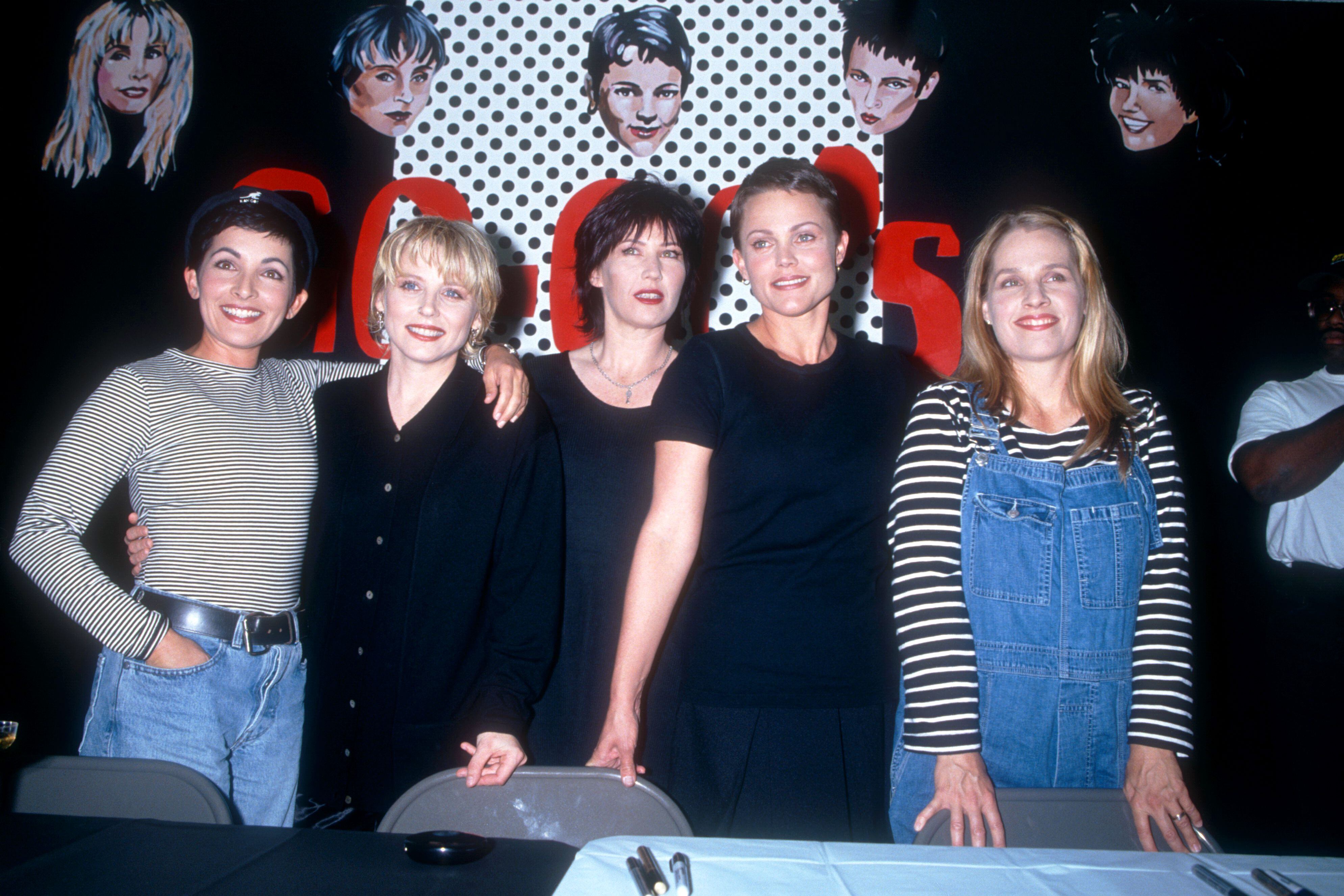 Jane Wiedlin, Gina Schock, Kathy Valentine, Belinda Carlisle y Charlotte Caffey, o sea, The Go-Go's, durante la fiesta de presentación de álbum que las volvió a unir en 1994.