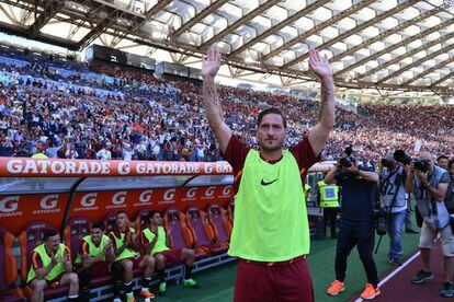 Totti saluda a la afición a su llegada al terreno de juego antes del partido contra el Genoa. 